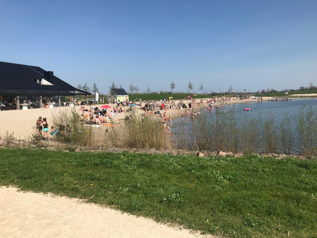 Strand Wellerwaard met zwemmers